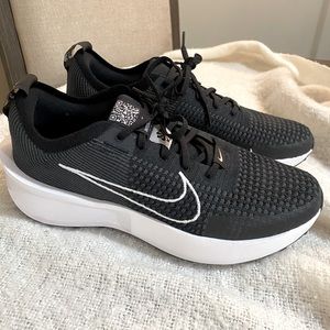 NIKE INTERACT RUN, men size 9.5, worn one time
